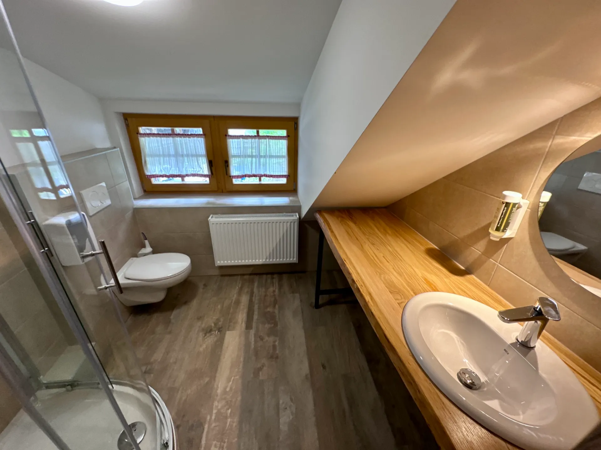 hostel-bajta-kroparica-bathroom