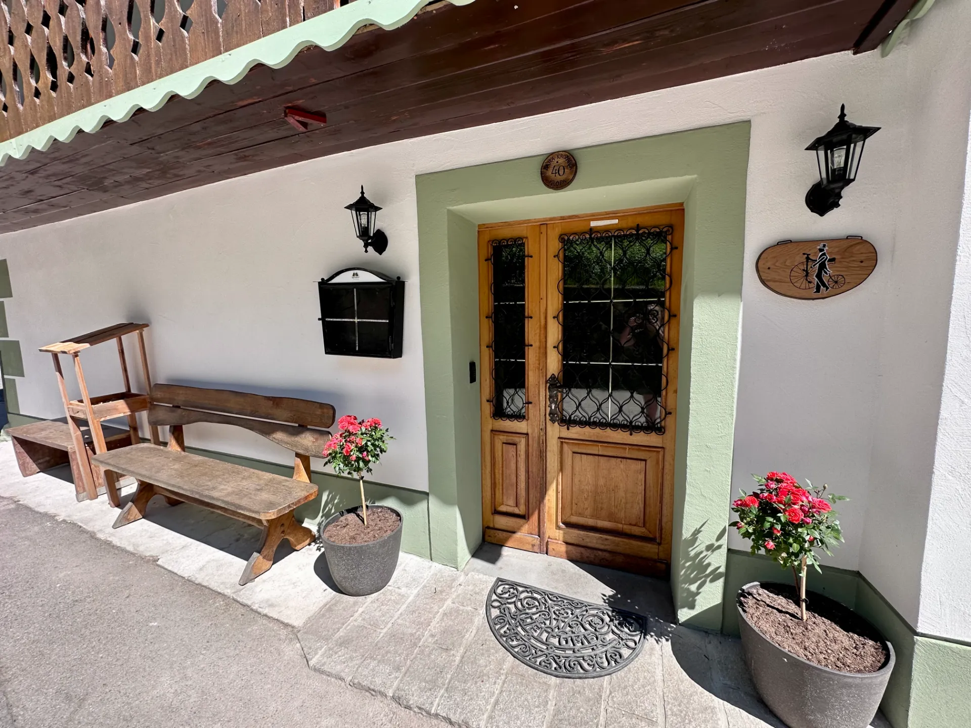 hostel-bajta-kroparica-entrance