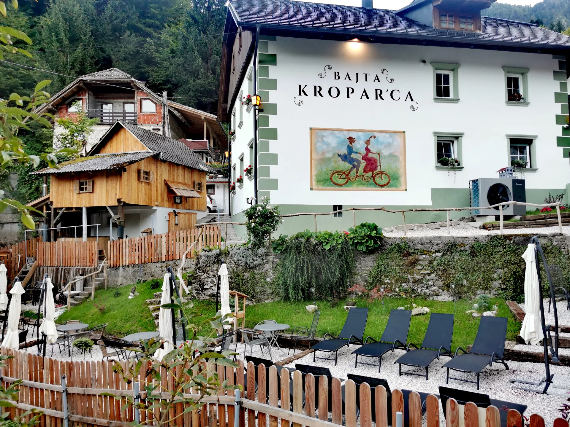 hostel-bajta-kroparica